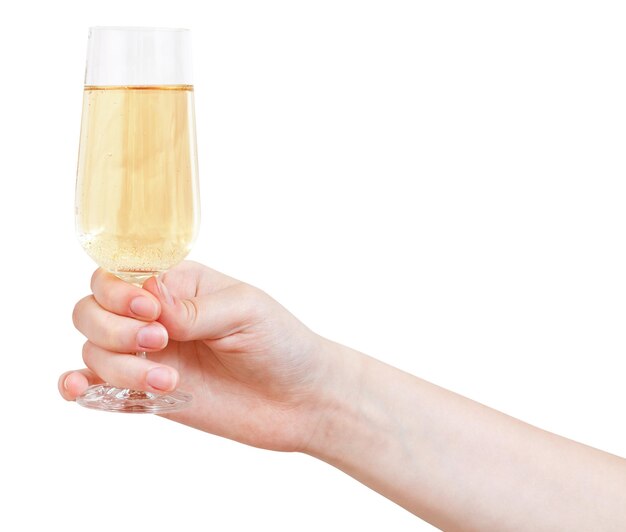 A mão segura o copo de vinho com espumante