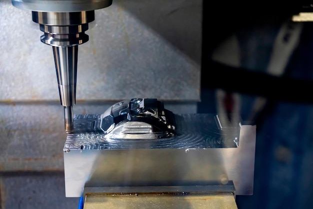 A máquina de fresagem CNC cortando a parte do molde de injeção por ferramenta de fresagem de extremo de raio sólidoProcesso de fabricação do molde