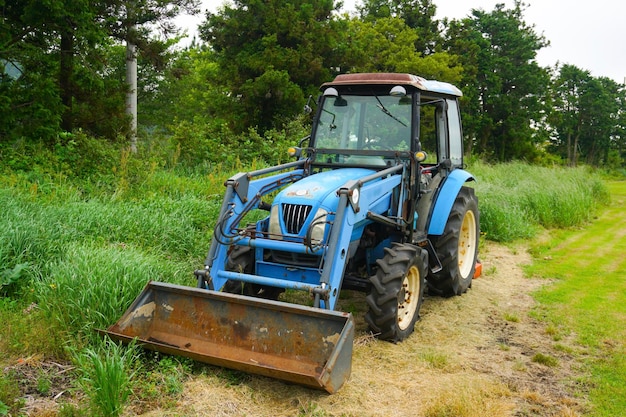 A máquina do trator parou em um campo verde