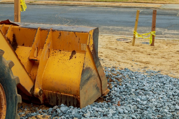 A máquina escavadora está estacionada no canteiro de obras