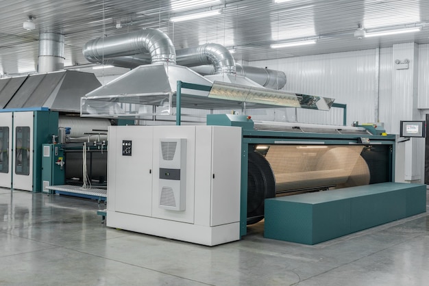 A máquina evapora o fio têxtil. máquinas e equipamentos em uma fábrica têxtil