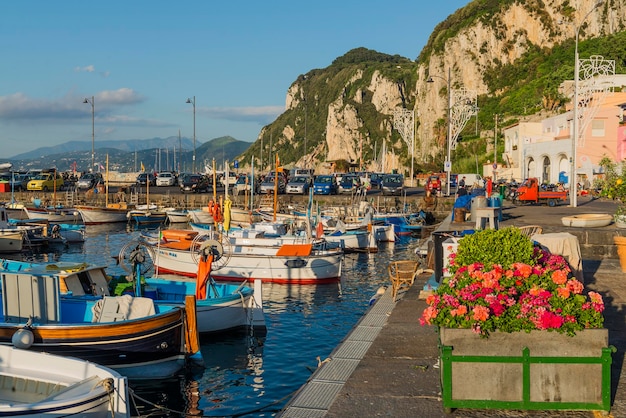 Foto a maravilhosa ilha de capri amalfi costa baía de nápoles itália