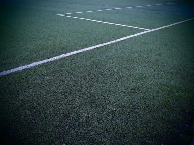 A marcação do campo de futebol na grama verde Linhas brancas não mais que 12 cm ou 5 polegadas de largura Área do campo de futebol