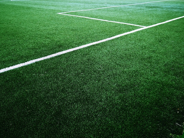 A marcação do campo de futebol na grama verde Linhas brancas não mais que 12 cm ou 5 polegadas de largura Área do campo de futebol