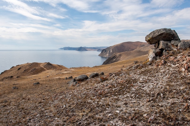 A margem do Lago Baikal com pedras em primeiro plano