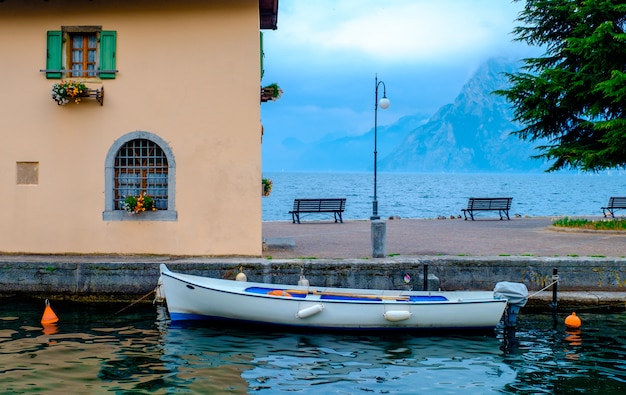 A margem do lago de Garda. Itália.