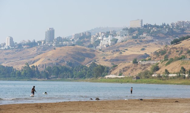 A margem do lago Kinneret pela manhã