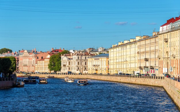 A margem do rio Fontanka em São Petersburgo, Rússia