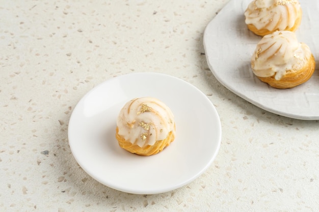 A massa choux contém apenas farinha de água com manteiga e ovos Recheada com creme de chocolate