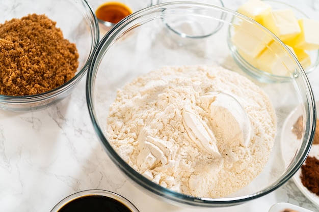 A massa clássica de biscoitos de pão de gengibre para assar nas férias