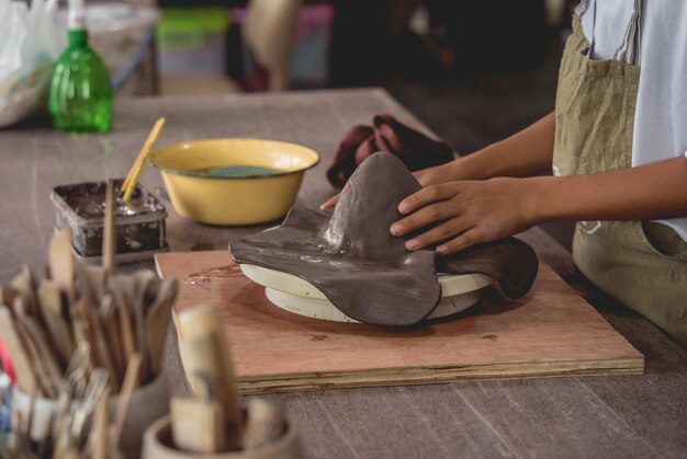 A master class na grande oficina de fabricação de produtos de argila