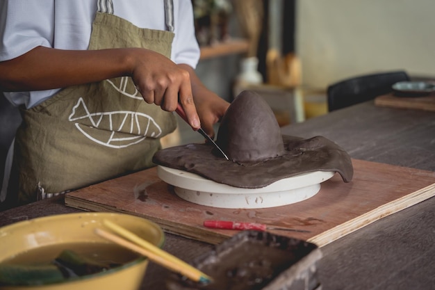 A master class na grande oficina de fabricação de produtos de argila