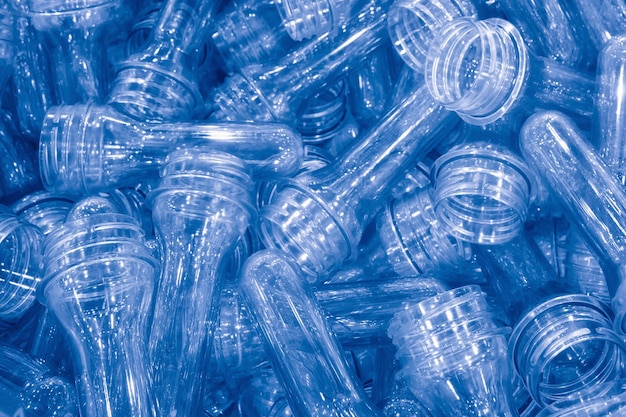 Foto a matéria-prima para o processo de sopro de garrafas plásticas a amostra do processo de injeção