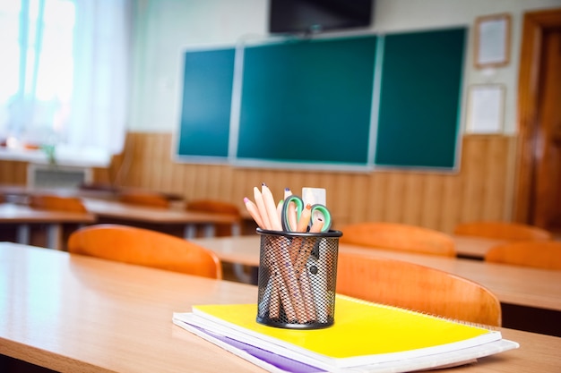 Foto a material escolar para estudo está na mesa da escola