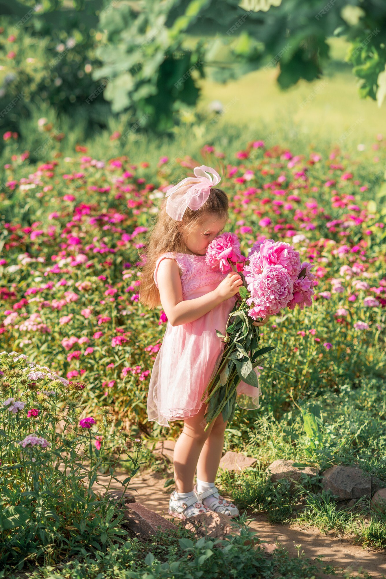 Garota Com Buquê De Peonias. Buquê De Peões. Entrega De Flores No Local De  Trabalho. Menina De Primavera Com Flores. Buquê Como Pr Imagem de Stock -  Imagem de feminilidade, senhora: 172671793