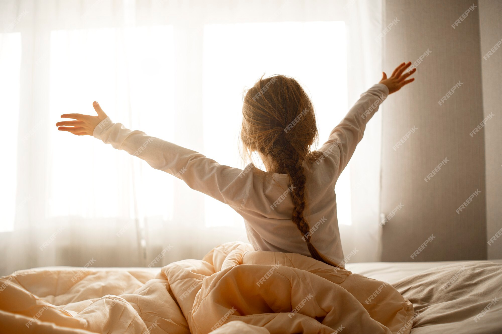 A menina acordou de manhã, senta na cama, se espreguiça e olha pela janela, bom dia e olá raio de sol | Foto Premium A menina acordou de manhã, senta na cama, se espreguiça e olha pela janela, bom dia e olá raio de sol | Foto Premium