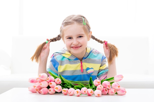 A menina ama seu buquê de flores maravilhoso