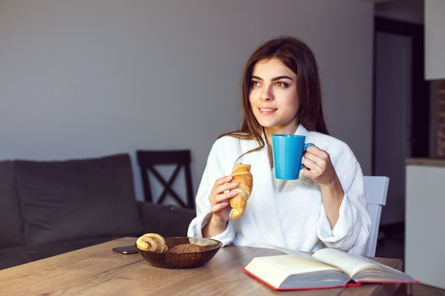 A menina aprecia o tempo do café