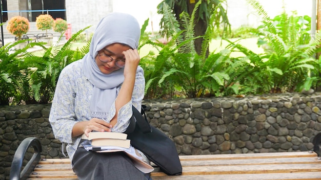 Foto a menina asiática do hijab está tonta porque está fazendo um exame