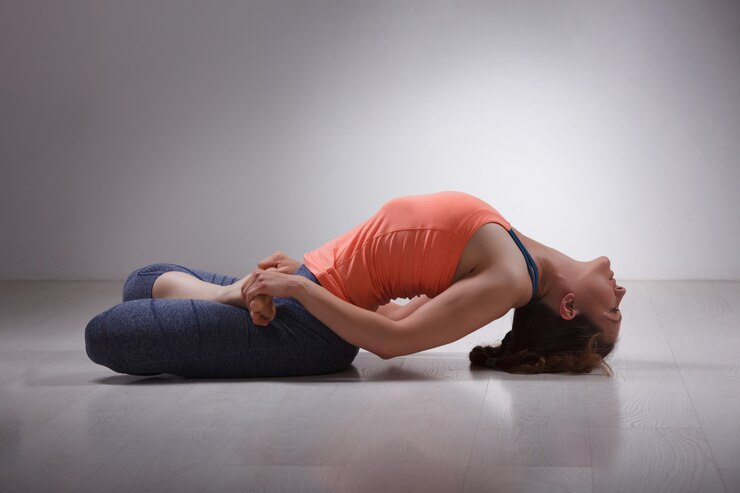 Foto a menina bonita do iogue do ajuste desportivo pratica asana da ioga matsyasana