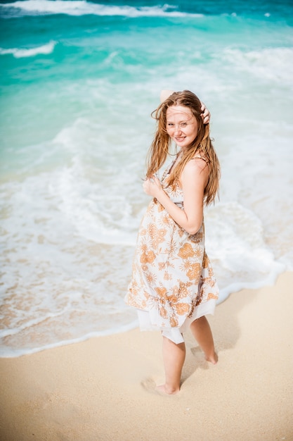 A menina caminha à beira da água no boracay