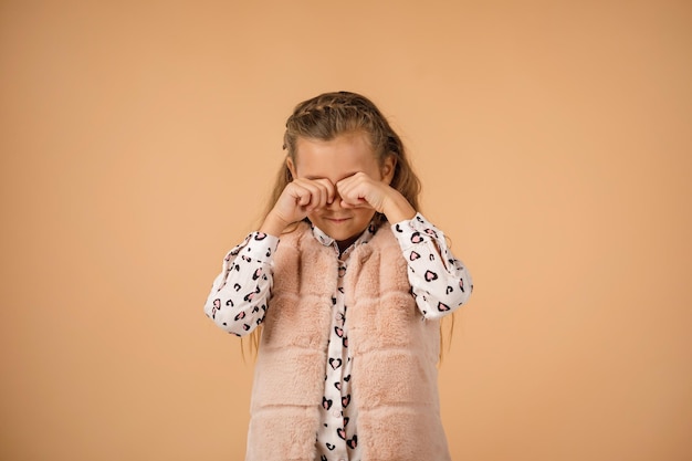 Foto a menina chateada está chorando