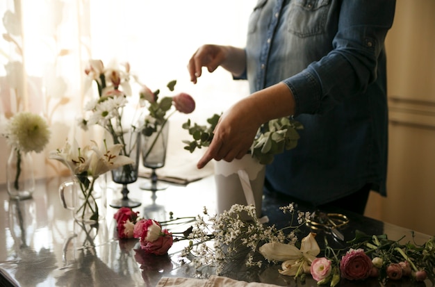 A menina coleciona um lindo buquê de flores