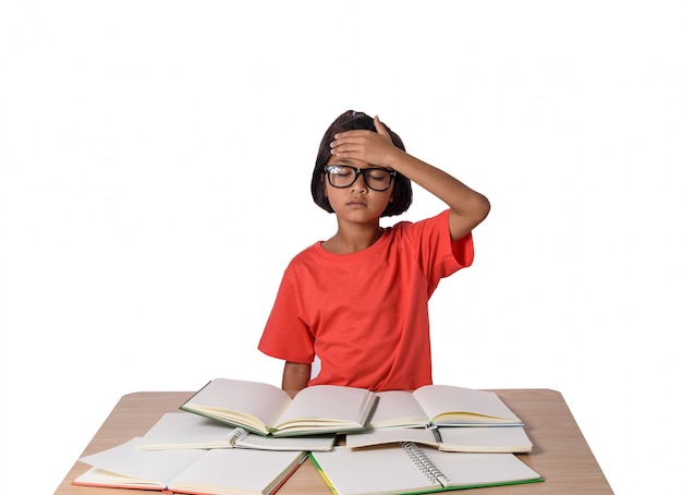 A menina com vidros pensou e muitos registra na tabela. de volta ao conceito de escola, isolado no branco