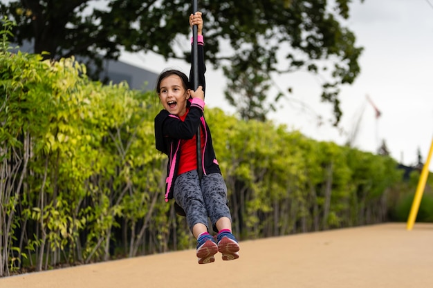 A menina corre em um bungee