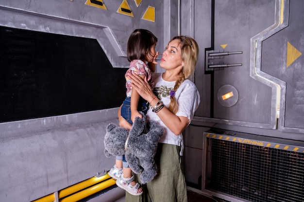 Foto a menina e a mãe passam tempo juntas.