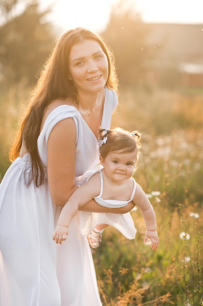 A menina e sua mãe estão se aquecendo ao sol da primavera 3026