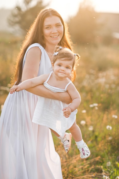 A menina e sua mãe estão se aquecendo ao sol da primavera 3027