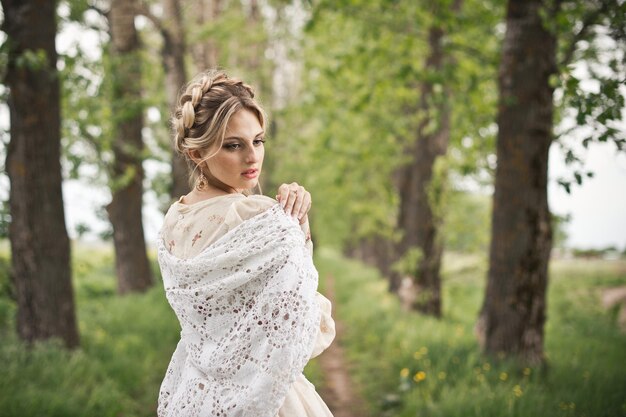 A menina em um vestido com flores 2837