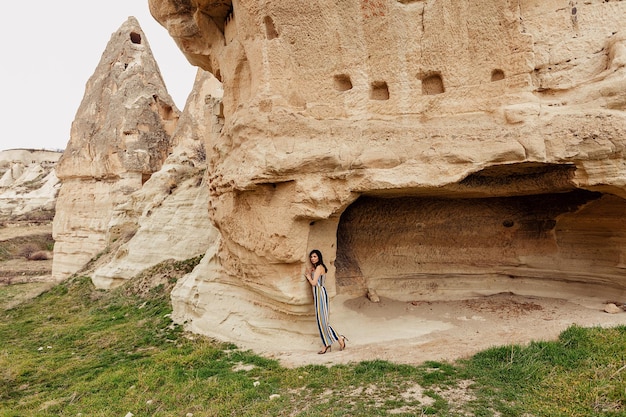A menina encostou-se na parede da caverna e medita na Capadócia. Peru