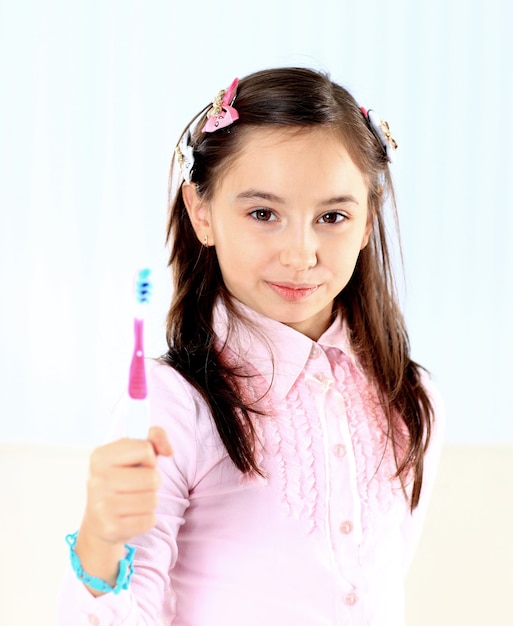 A menina escovando os dentes.