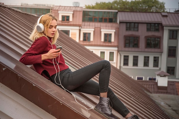 A menina escuta a música