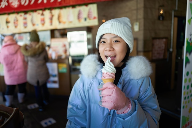 A menina está apreciando o famoso sorvete de Hokkaido