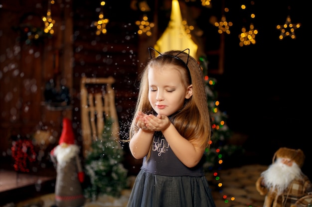 A menina está aproveitando as férias de Natal.