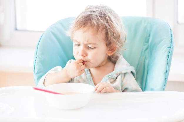 A menina está comendo