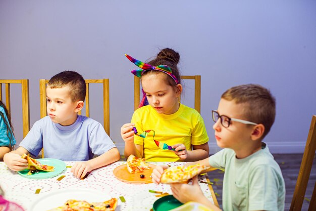 A menina está de luto na festa de aniversário