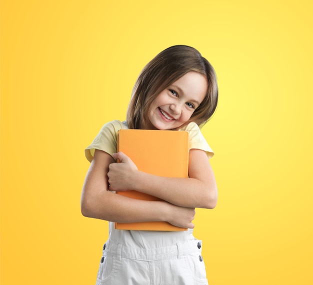 A menina está feliz com o livro.