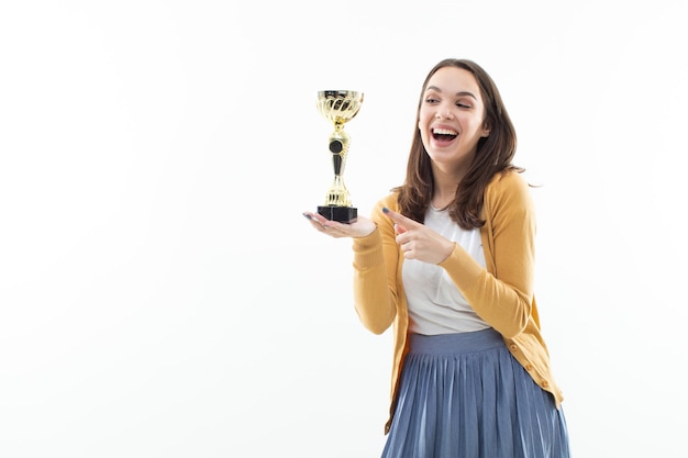 A menina está feliz por ganhar a taça. retrato emocional