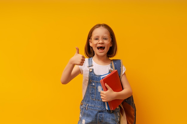 A menina está pronta para voltar à escola