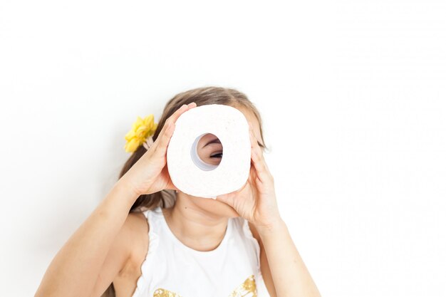 A menina está segurando rolos de papel higiênico, casa, suprimentos