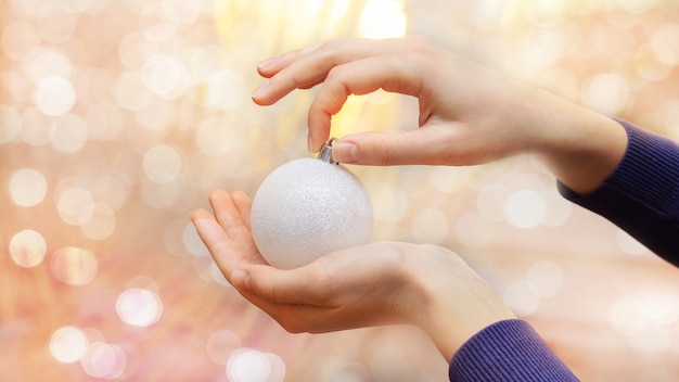 A menina está segurando um brinquedo de árvore de Natal, feriado de ano novo e Natal