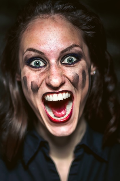 Foto a menina está torcida mostrando caretas de emoção