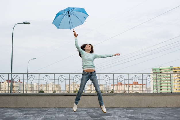 A menina está voando com um guarda-chuva