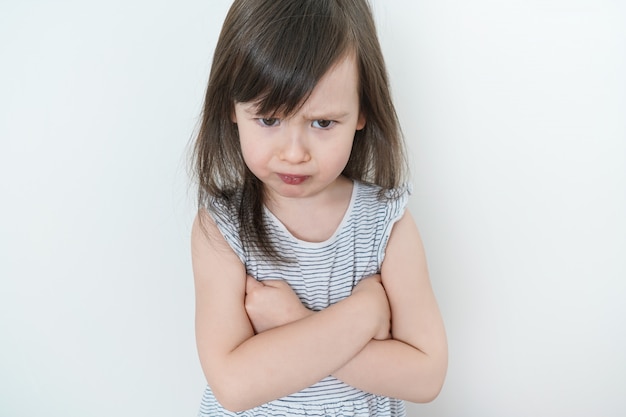 A menina estava com raiva. A criança ficou muito chateada e ofendida. Lindo bebê está triste