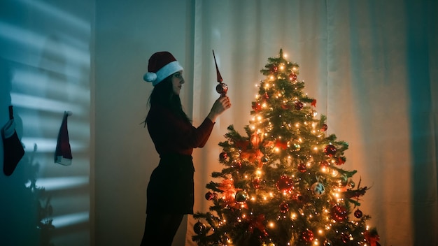 A menina faz a árvore de natal em casa