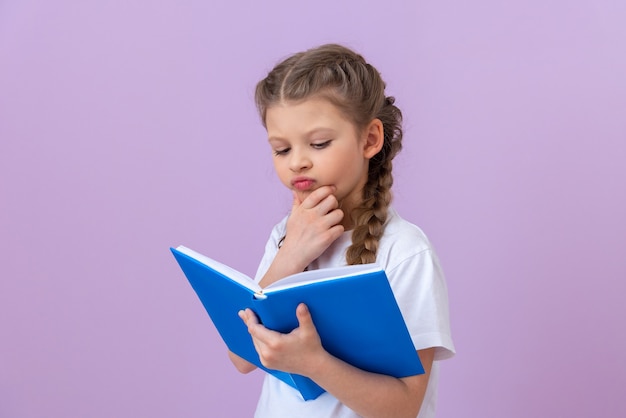 A menina gosta muito de ler um livro interessante.